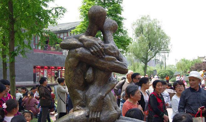 热吻裸体雕塑现西安公园 妈妈拉孩子绕开